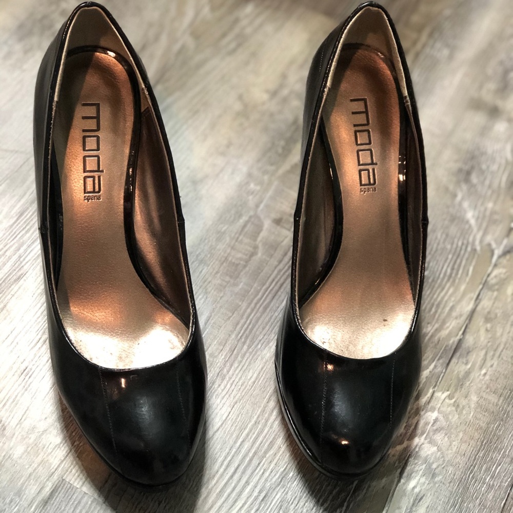 Black pumps